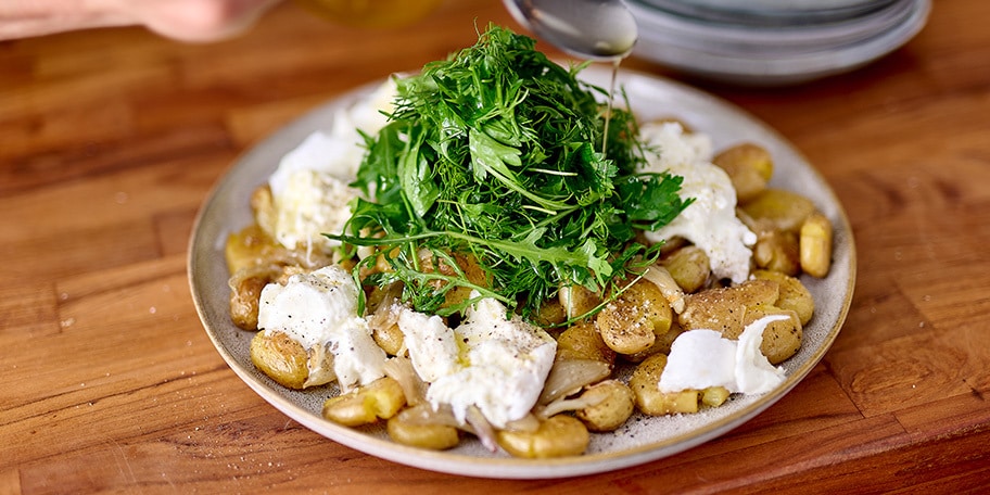 Salade van krokante krieltjes, gekonfijte sjalotten en mozzarella