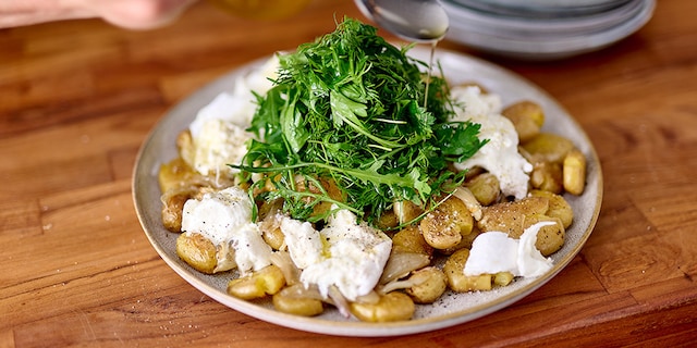 Salade van krokante krieltjes, gekonfijte sjalotten en mozzarella