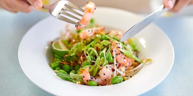 Thaise salade met roze garnalen