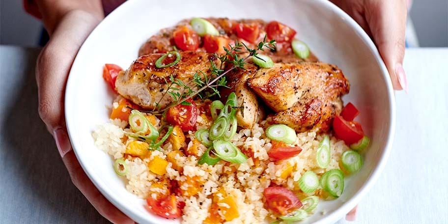 Poulet, riz de chou-fleur avec butternut et tomates cerises