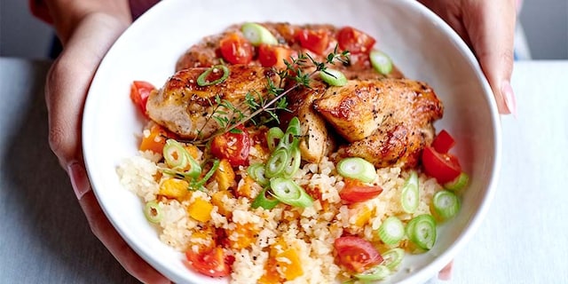 Poulet, riz de chou-fleur avec butternut et tomates cerises