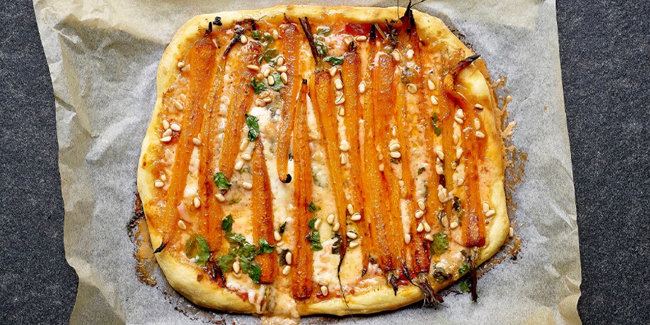 Pizza met gegrilde wortelen