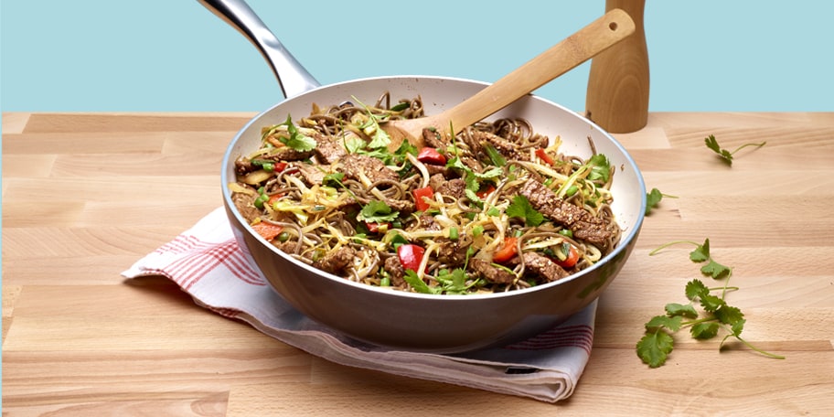 Wok met rund, groenten en soba noodles