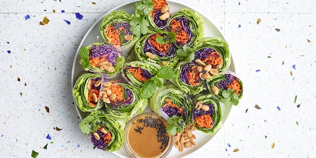 Rouleaux de salade, vinaigrette orange-cacahuète