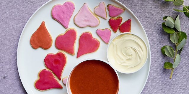 Zandkoekhartjes met gember en frambozencoulis