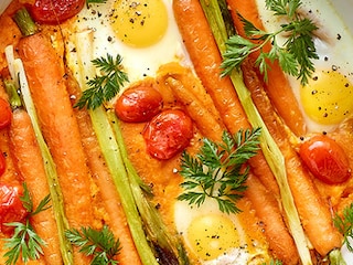 Wortelshakshuka met lentegroentjes uit de oven