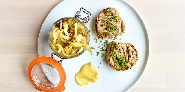 Pickles de paksoi et toasts aux rillettes