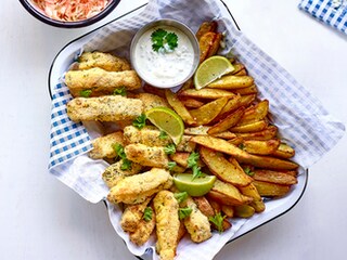 Fish sticks, frites de patates douces et salade de chou Coleslaw