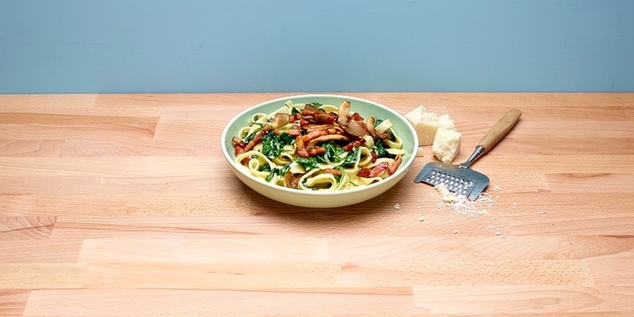 Tagliatelle met oesterzwammen, spinazie en spek