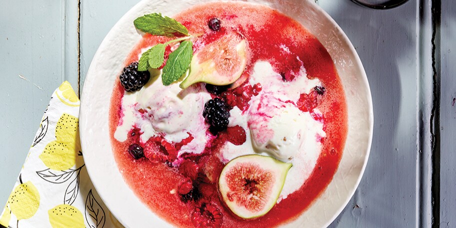 Watermeloen gazpacho, rode vruchten in papillot en amandelmelkijs