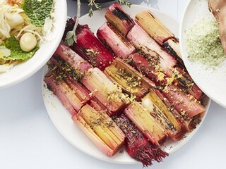 Gestoofde prei met rodebietensap