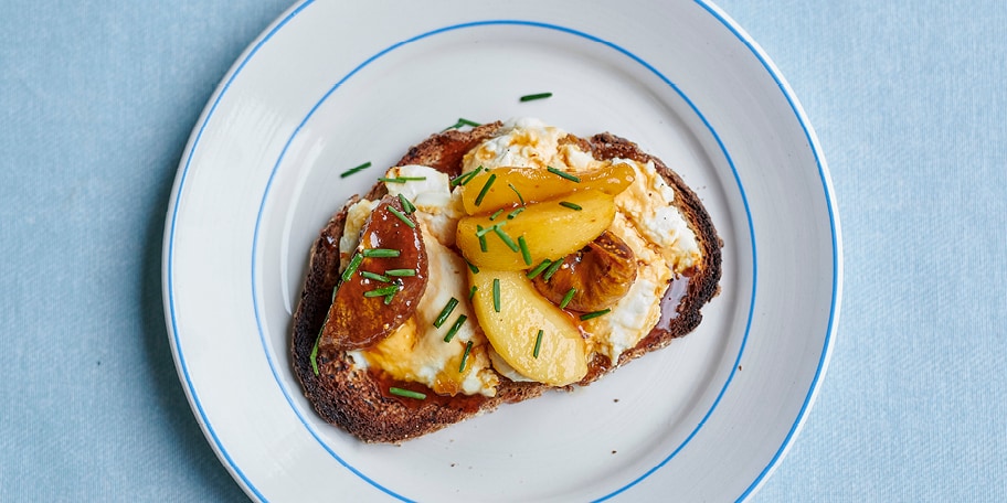 Tartines grillées au chèvre, pommes, figues et miel