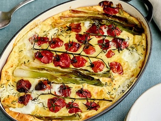 Clafoutis met geitenkaas, yoghurt, kerstomaten en lente-uitjes