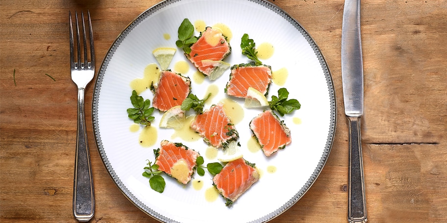 Émincé de saumon mi-cuit aux herbes