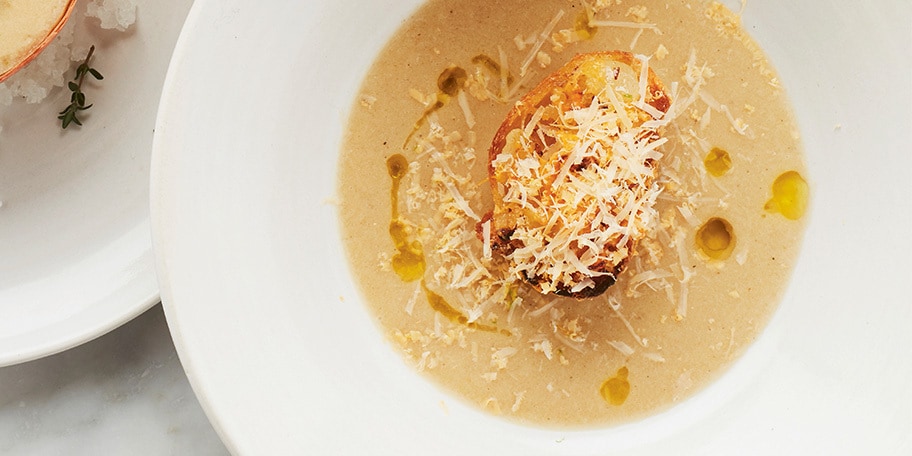 Soupe à l’oignon avec toast au levain, fromage d’abbaye et compote d’oignons