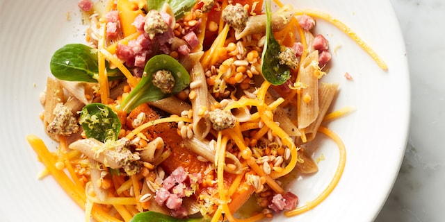 Lauwe pennesalade met spelt, butternut, linzen en Ardense ringworst