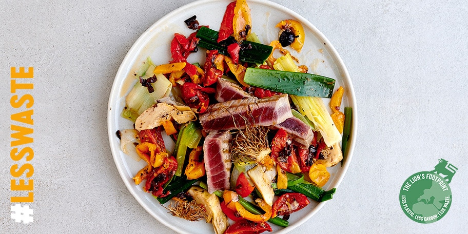 Thon grillé et salade de légumes du Sud aux poireaux