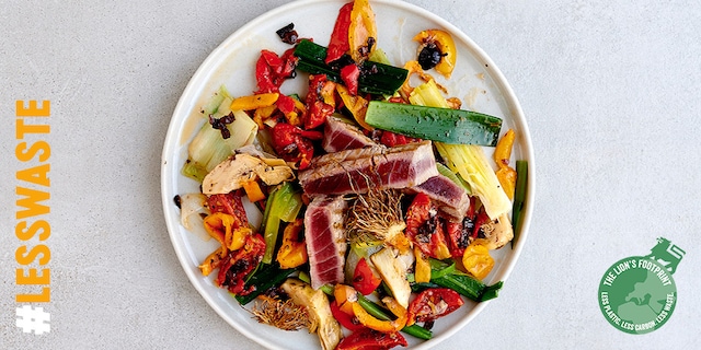 Thon grillé et salade de légumes du Sud aux poireaux