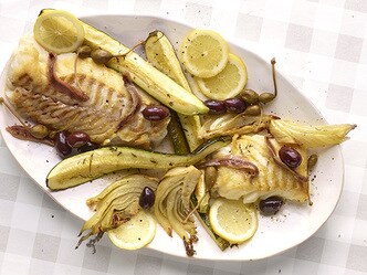 Dos de cabillaud aux légumes rôtis, anchois, câprons et olives