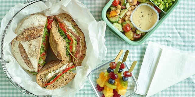 Pain farci picnic, salade aux pois-chiches et au tahini, limonade à la fraise
