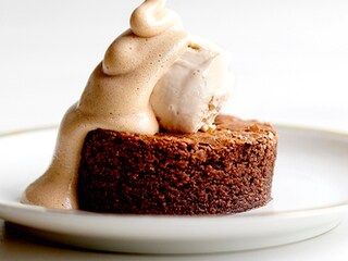 Chocoladetaart, karamelijs en koffiesabayon