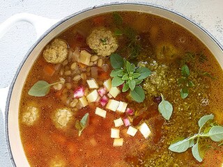 Minestrone d'hiver à l’épeautre et aux boulettes