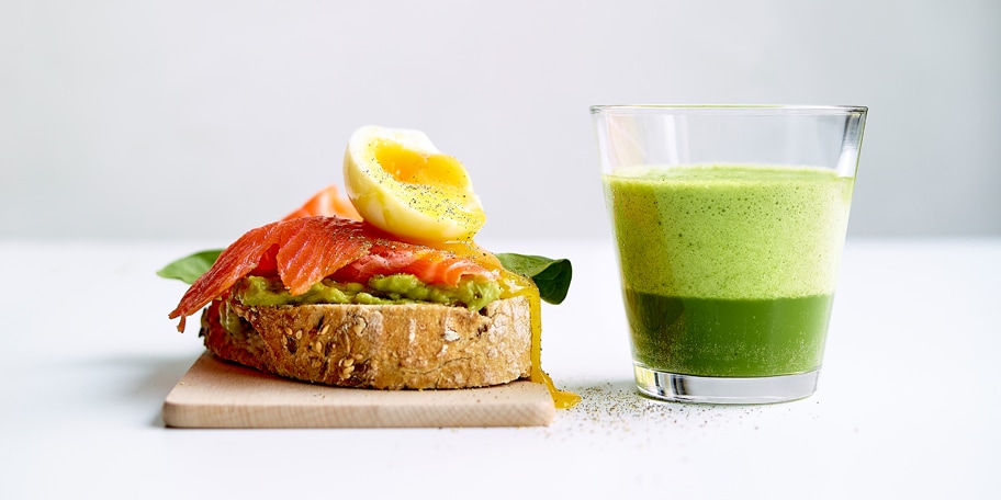 Toast à l’avocat, saumon fumé et oeuf mollet