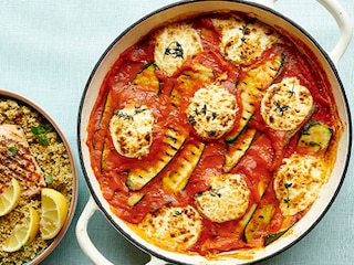 Gratin de courgettes et poivrons au chèvre, saumon grillé et couscous