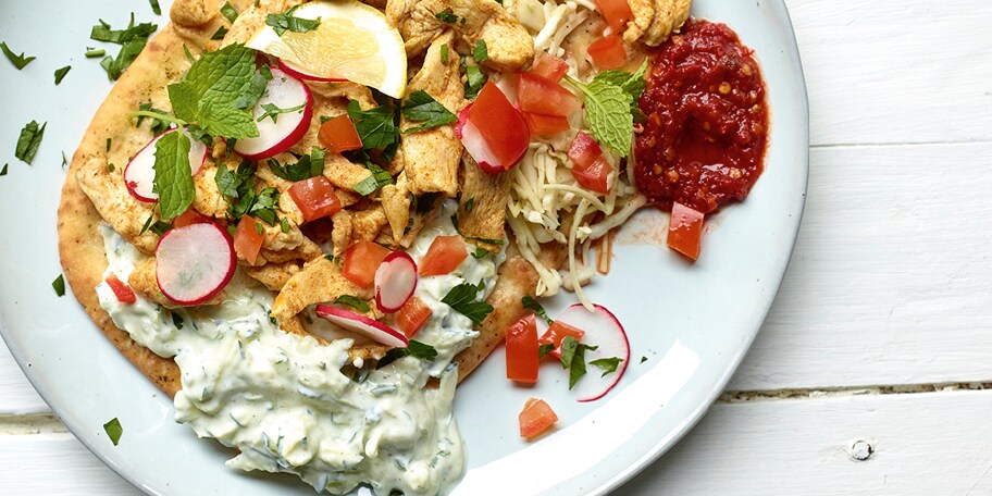 Kipgyros met gemarineerde kool en courgette-tzatziki