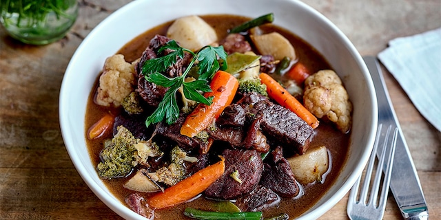 Navarin d'agneau aux légumes et au vin rouge