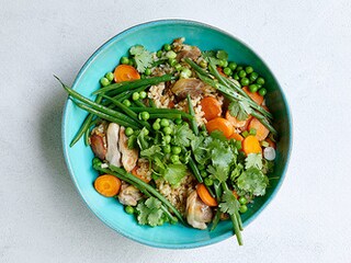 Gebakken rijst met kip en krokante groenten