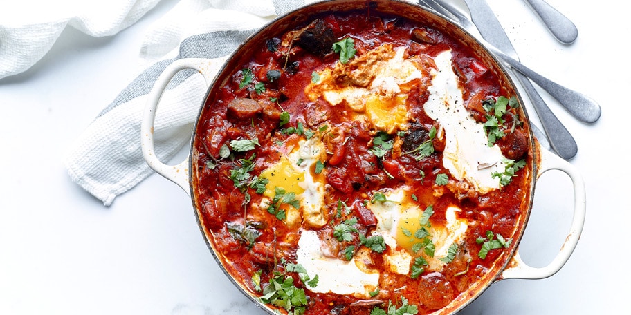 Eieren in een nestje van tomaten, groenten en chorizo