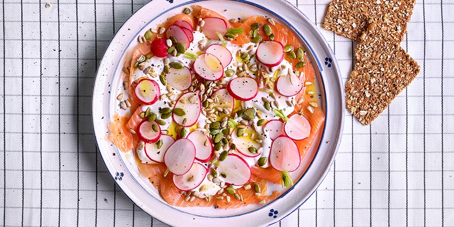 Gerookte zalm met verse kaas en radijzen