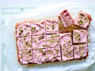 Gâteau aux betteraves et aux framboises, glaçage aux noix de cajou