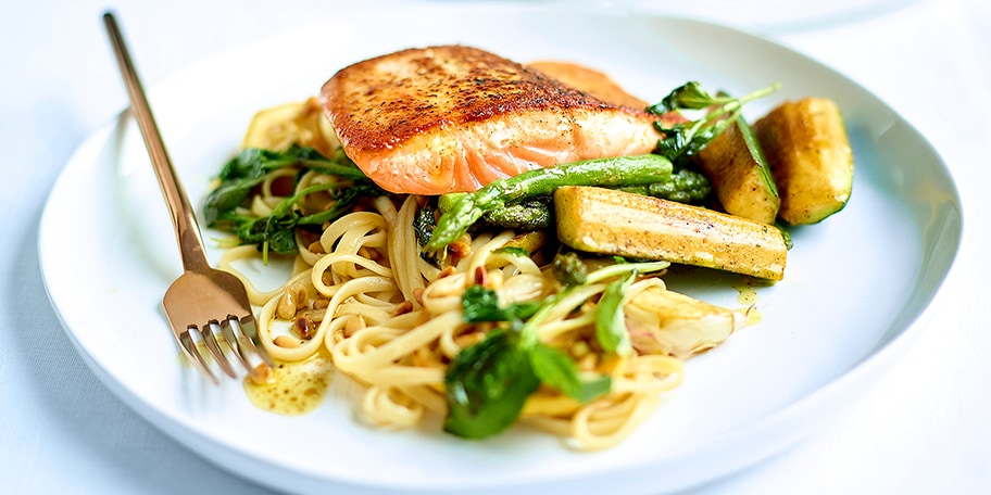 Linguine met zalm, asperges en courgettes