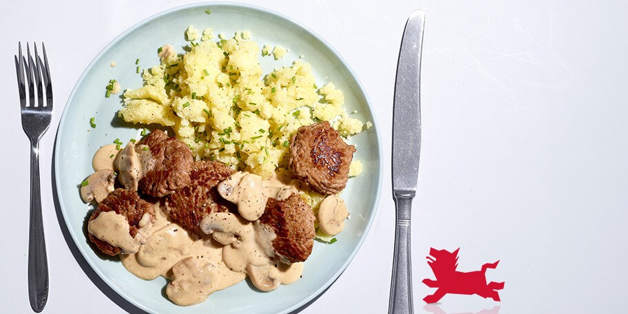 Gehaktburgers, champignonsaus en geprakte aardappelen met olijfolie