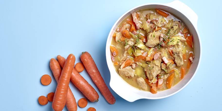 Blanquette de veau aux carottes et aux lardons