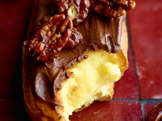 Eclairs met ganache van pure chocolade en gekaramelliseerde pecannoten