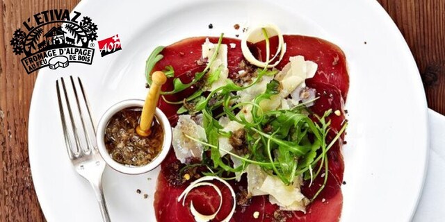 Carpaccio van Bündnerfleisch en schilfers van L'Etivaz AOP met vinaigrette van walnootolie