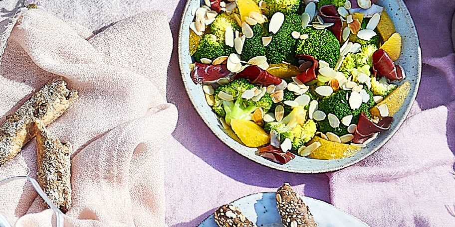 Broccoli-sinaasappelsalade met eendenborstfilet