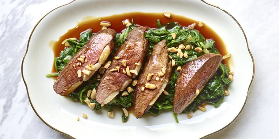 Eendenborstfilets met spinazie, gelakte saus met gember