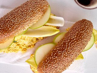 Hotdog met fazant, curry en appel
