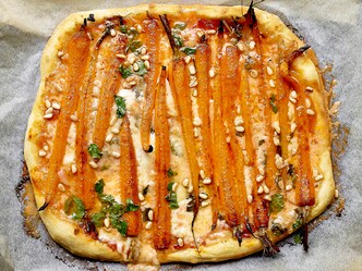 Pizza met gegrilde wortelen