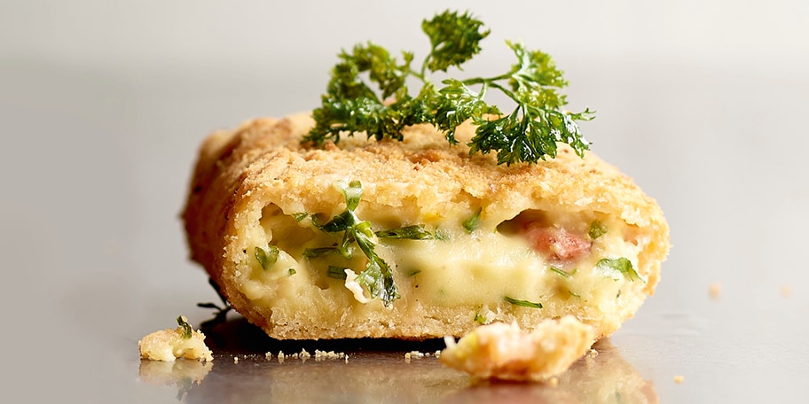 Croquettes aux crevettes grises, aux herbes, panées aux amandes