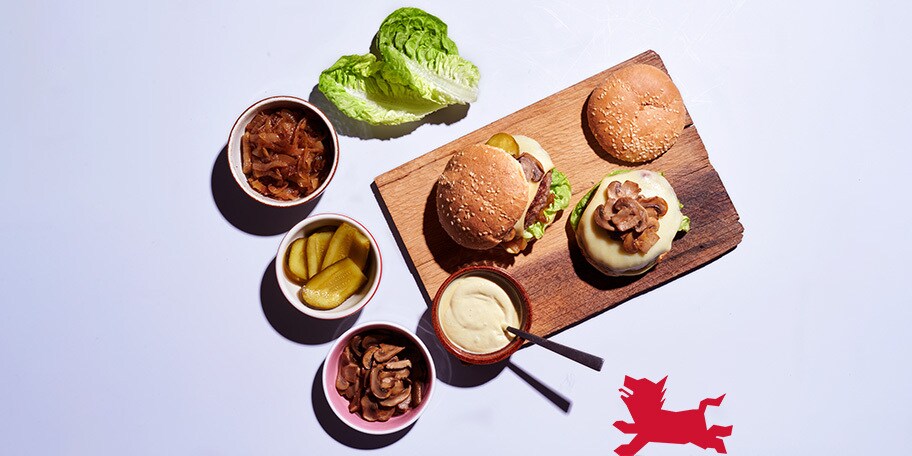 Burgers au confit d’oignons, fromage à raclette et champignons