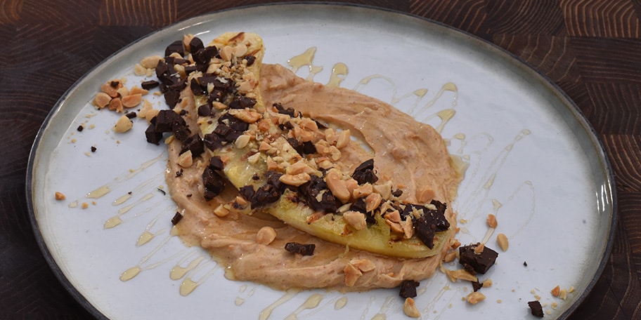 Bananes grillées aux cacahuètes et au chocolat noir