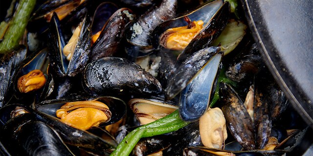 Moules au vin blanc aux saveurs grillées