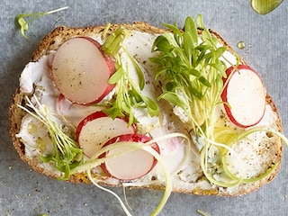 Tartine au chèvre cuberdon/fleurs et radis