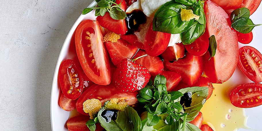 Tomatenslaatje met aardbeien en mozzarella