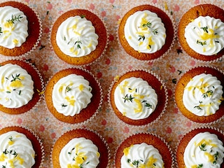 Cupcakes met citroen, honing en tijm, yoghurttopping